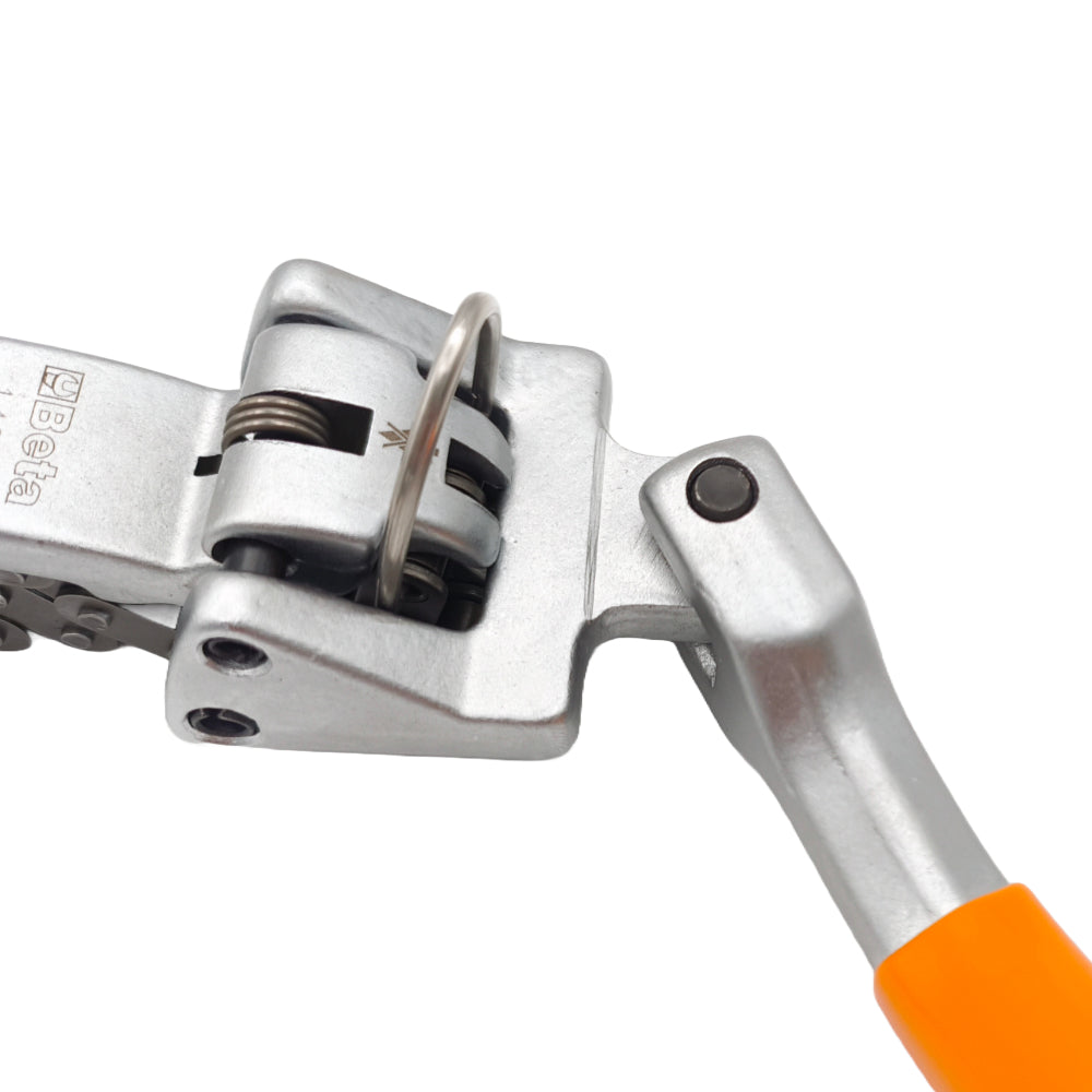 close up of the adjustable head mechanism on the Beta 1488 double chain oil filter wrench, on a white background.